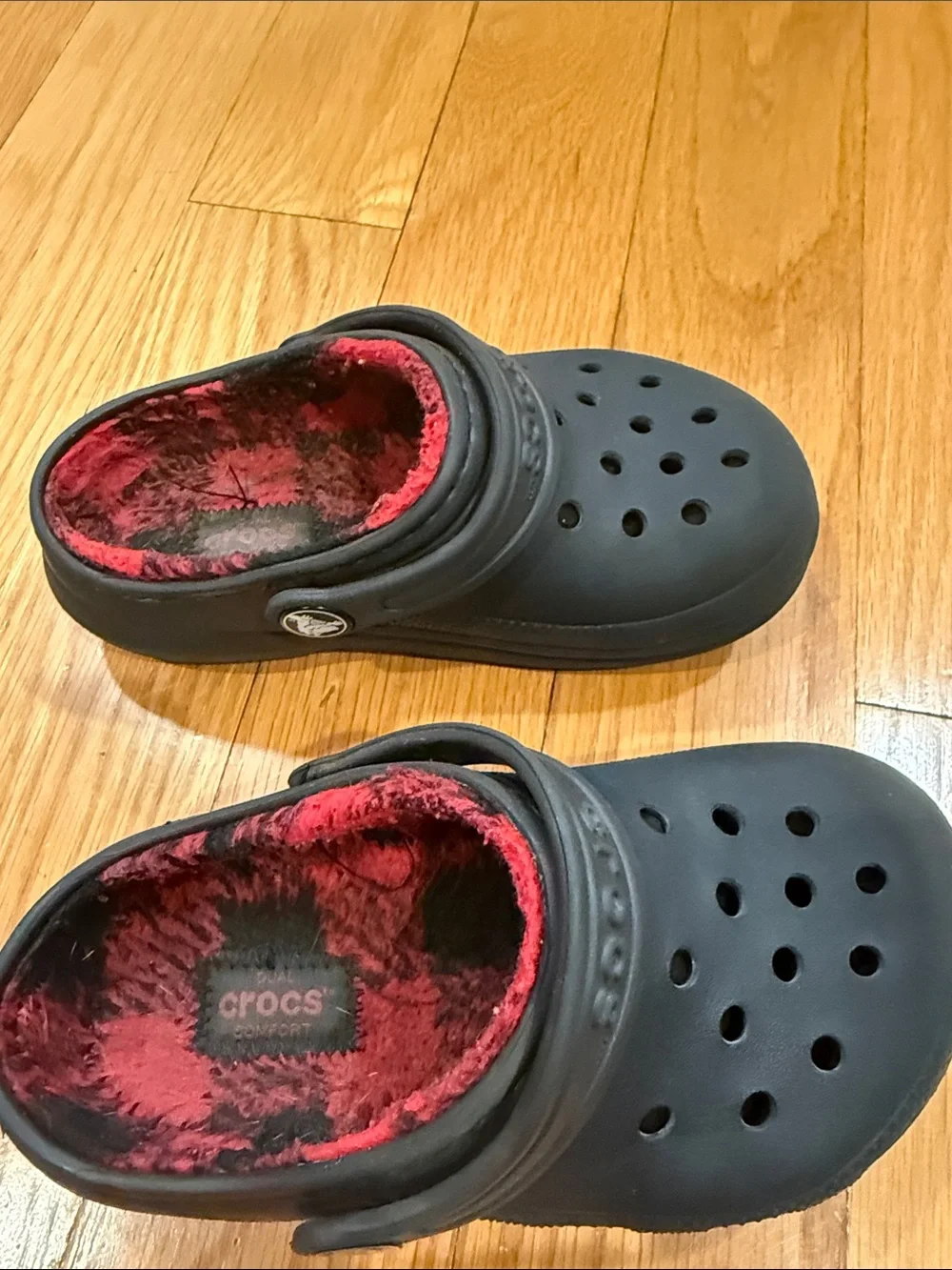 Crocs black with buffalo red /black lining size c10.